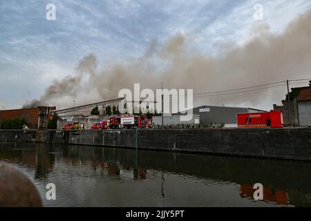 Roeselare, Belgio. 28th luglio 2022. I vigili del fuoco sono stati raffigurati in azione sul posto di un incendio presso la società di gestione dei rifiuti Sidegro di Roeselare giovedì 28 luglio 2022. BELGA PHOTO DAVID CATRY Credit: Belga News Agency/Alamy Live News Foto Stock