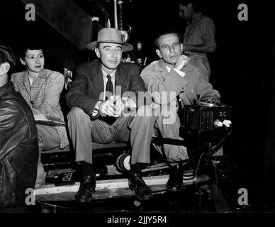 Robert Oppenheimer, a sinistra, ha incontrato l'attore Hume Cronyn, che raffigura nel film, e ha guardato Cronyn una scena drammatica dopo il test della bomba del Messico di Hew. Il Dr. Oppenheimer , il brillante fisico della University of California, ha supervisionato una vasta ricerca atomica a Los Alamos, New Mexico, e ha diretto il test. Gli esperti atomici visitano Hollywood....durante le riprese della drammatica storia di Metro-Goldwyn-Mayer 'l'inizio o la fine' della bomba atomica, gli esperti atomici di tutte le parti del paese hanno evocato un interesse per il film. Giugno 4, 1953. Foto Stock