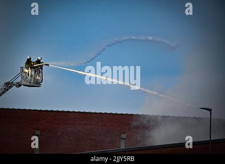 Roeselare, Belgio. 28th luglio 2022. I vigili del fuoco sono stati raffigurati in azione sul posto di un incendio presso la società di gestione dei rifiuti Sidegro di Roeselare giovedì 28 luglio 2022. BELGA PHOTO DAVID CATRY Credit: Belga News Agency/Alamy Live News Foto Stock