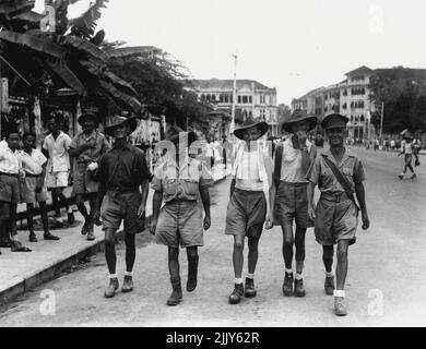 Una banda felice di 8th Australian Division ex-prigionieri di guerra dei giapponesi che camminano lungo Hill Street vedendo le attrazioni della città per la prima volta in più di tre anni e mezzo. Settembre 5, 1945. (Foto di Australian War Memorial Canberra). Foto Stock