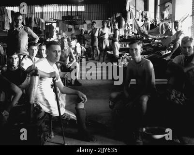 Limbless 8th Australian Division ex-prigionieri di guerra dei giapponesi nel loro quartiere alla prigione di Changi. Settembre 10, 1945. (Foto di Australian War Memorial Canberra). Foto Stock