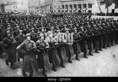 Sfilate dell'esercito sovietico in anniversario della Rivoluzione -- Infanttrymen che marciavano attraverso la Piazza Rossa nella Parata. Una grande parata della forza militare dell'Unione Sovietica passò Joseph Stalin, Molotov e altri leader sovietici sulla Piazza Rossa di Mosca, in onore del 22nd° anniversario della rivoluzione di ottobre. La Parata durò due ore e tra i quali si vedeva Litvinov, a quanto pare ritornò a favore, e finì i delegati che prendevano parte ai colloqui con l'Unione Sovietica. Novembre 17, 1939. Foto Stock