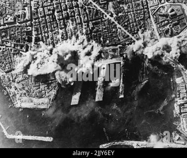 Un cameraman di una Fortezza volante degli Stati Uniti dalla Tunisia ha riportato questa immagine dei danni causati da un raid sulle banchine di Palermo, il porto siciliano d'Italia e una fonte vitale di approvvigionamento per l'asse in Tunisia. Le banchine sono state trovate bloccate con rifornimenti e la vasca con spedizione. Maggio 10, 1943. (Foto di U.S. Office of War Information Picture). Foto Stock