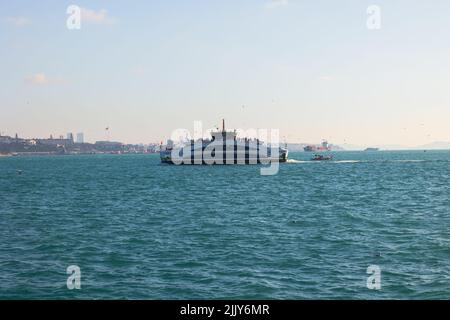 Traghetti moderni di Istanbul sullo stretto del Bosforo. Istanbul Turchia - 1.14.2022 Foto Stock