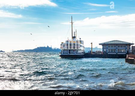 Un traghetto vicino al molo di Besiktas a Istanbul. Istanbul Turchia - 12.24.2021 Foto Stock