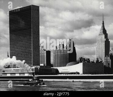 Il quartier generale delle Nazioni Unite e lo skyline di New York a metà Manhattan, come visto dalla punta meridionale di Welfare Island, nel mezzo del fiume East. Il grattacielo ospita gli uffici della Segreteria; le camere del consiglio e le sale conferenze si trovano nell'edificio basso ai margini del fiume, e l'Assemblea Generale nell'edificio a cupola al centro. I giardini dell'ONU sono sulla destra. Ottobre 24, 1955. (Foto delle Nazioni Unite). Foto Stock