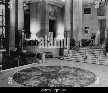 Un atrio di Park Avenue del Waldorf-Astoria che mostra ***** La famosa ruota della vita mosaico nel ***** sulla strada per il ***** ingresso all'hotel. Progettata dall'artista francese Louis Rigal, la ruota mostra sei gruppi di figure umane a grandezza naturale, raffiguranti il ciclo dell'esistenza dalla nascita alla vecchiaia. Durante i mesi invernali, il mosaico è coperto da un duplicato in moquette. Settembre 18, 1952. Foto Stock