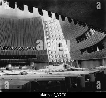 Dove si incontrerà l'Assemblea Generale delle Nazioni Unite -- l'Assemblea Generale delle Nazioni Unite si riunirà il 14 ottobre in questa sala, nell'edificio più recente della sede delle Nazioni Unite sulla riva dell'East River di Manhattan. L'auditorium, che è quasi completato, ha 636 posti a sedere per i delegati e ospiterà 800 visitatori e 234 membri della stampa nelle gallerie. Gli oggetti circolari dietro la piattaforma dell'altoparlante sono i proiettori. Cabine in vetro racchiuse costruite nelle pareti sono per l'uso di fotografi di notizie, radio e televisione. Settembre 4, 1952. (Foto di AP Wirephoto). Foto Stock