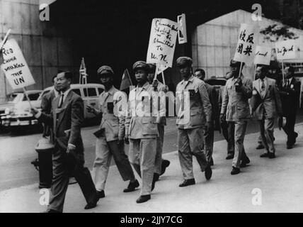 Sottaceti Formosa -- sottaceti cinesi anti-rossi ***** A New York. I cinesi anti-comunisti hanno declinato l’incontro dell’Assemblea delle Nazioni Unite a New York durante le deliberazioni sull’adesione della Red China a uno. La vista di questi picchetti pro-formosan che includevano alcuni ex pow , ha fatto in strana osservazione sul modo in cui la politica turbolenta dell’isola controversa si accende regolarmente negli affari mondiali. ***** Taiwan picket l'ONU contro l'ammissione della Cina continentale. Ottobre 8, 1954. (Foto di Paul Popper, Paul Popper Ltd.). Foto Stock