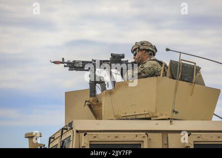 Un soldato della Guardia Nazionale dell'Arizona assegnato a Delta Company, 1st Battaglione, 158th reggimento di fanteria, 29th squadra di combattimento di Brigata di fanteria fornisce un fuoco di copertura con una mitragliatrice M240B per un attacco simulato su un obiettivo in un esercizio di addestramento al fuoco dal vivo durante il programma di addestramento di combattimento estportabile (XCTC) a Camp Roberts, California, 18 luglio 2022. XCTC è una serie tra una brigata dell'esercito degli Stati Uniti in servizio attivo e una brigata della Guardia Nazionale dell'Esercito, destinata ad aumentare le capacità e la preparazione delle unità della Guardia Nazionale. (STATI UNITI Guardia Nazionale dell'esercito foto di Sgt. Lianne M. Hirano) Foto Stock