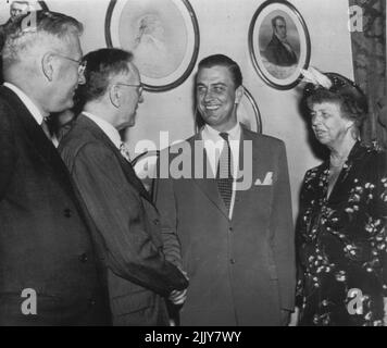 Roosevelt diventa membro del Congresso - Rep. Franklin D. Roosevelt, Jr., democrat, 20th New York District, (secondo da destra) si congratula con il relatore della Casa John W. McCormack (D-Mass) (secondo da sinistra) nell'ufficio del relatore dopo che il nuovo membro del Congresso è stato giurato in Aula. Sua madre, la sig.ra Elenor Roosevelt e il suo sponsor, il rep. Walter A. Lynch (D-NY) (sinistra), guardano sopra. Giugno 14, 1949. (Foto di AP Wirephoto). Foto Stock