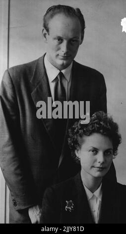 Lord Montagu fidanzato a Girl ha incontrato a Oxford -- Lord Montagu di Beaulieu e Miss Anne Caroline Thalia Gage, che annuncerà il loro impegno questa sera, nella foto a Southampton al giorno (Mercoledì). Hanno in programma di sposarsi a Londra in autunno. Lord Montagu, 26 anni, che è riuscito al titolo quando aveva tre anni, è attualmente impegnato nel lavoro di pubbliche relazioni, con voce e visione. Miss Gage, 21 anni, è la figlia di maggiore e la signora Edward Gage di Bridgnord, ***** . Agosto 5, 1953. (Foto di Reuterphoto). Foto Stock