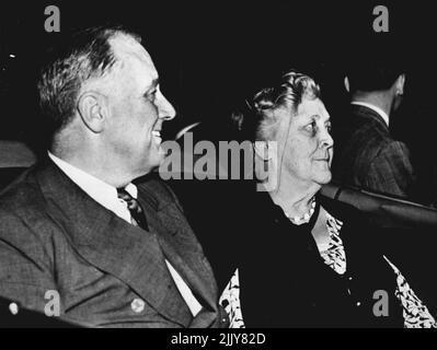 Presidente Roosevelt con sua Madre. Il candidato del Partito democratico per la rielezione alla presidenza degli Stati Uniti, Franklin D. Roosevelt, ha mostrato con sua madre, la defunta signora Sara.Delano Roosevelt, nella loro auto nella loro tenuta ad Hyde Park, nello stato orientale degli Stati Uniti di New York, la madre del Presidente è morta il 7 settembre 1941, quattro anni dopo che questa fotografia è stata scattata. Aprile 14, 1945. (Foto di U.S. Office of War Information Picture). Foto Stock