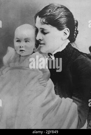 Di sua Madre. La defunta signora Sara Delano Roosevelt tiene tra le braccia il figlio di tre mesi, Franklin D. nel marzo 1882. La madre del presidente morì il 7 settembre 1941; il presidente Roosevelt, all'età di tre anni, si recò all'estero per la prima volta. Da ragazzo imparò a cavalcare, a nuotare, a giocare a polo e a tennis e a vela. Il presidente Roosevelt è stato rinominato dal Partito democratico per opporsi al governatore Thomas E. Dewey, candidato repubblicano, dello stato orientale di New York nel novembre 1944, elezione presidenziale; 304291. Aprile 14, 1945. (Foto di U.S. Officer of War Information Picture). Foto Stock