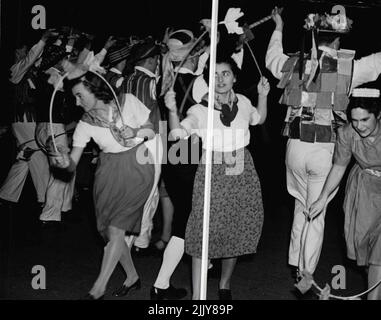 Folk Dancing Festival -- attraverso il luppolo: In una sorta di danza di spada le Signore avanzano attraverso la linea di signori. Marzo 23, 1948. (Foto di Pictorial Press). Foto Stock