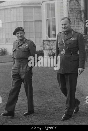 Fotografia informale 'Monty and Tiny' nel terreno del Governo Wellington, di Lord Montgomery e del Governatore Generale di New (Sir Bernard Fryberg). Le truppe sotto il loro comando durante il parlato del altrimenti che come Monty e Tiny. Luglio 24, 1947. Foto Stock