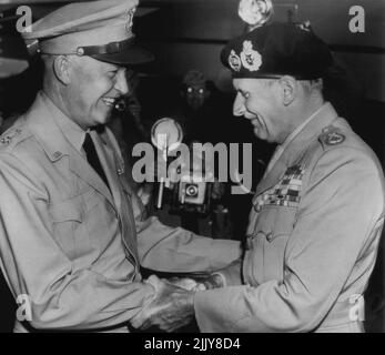 Eisenhower saluta Montgomery -- arrivando all'aeroporto nazionale nel tardo pomeriggio, Field Marshal Viscount Montgomery (a destra), Capo dello Stato maggiore britannico, è accolto con handicap e sorriso dal generale Dwight Eisenhower (a sinistra), Capo dello Stato maggiore, U.S.A. il 10 settembre 1946. (Foto di AP Wirephoto). Foto Stock