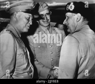 Interscambio -- svolta da Gen. Dwight Eisenhower (a sinistra), Field Marshal Montgomery (a destra), Capo britannico di Ike. Gen Omar Bradley (centro), saluta Montgomery all'arrivo di quest'ultimo all'Aeroporto Nazionale a fine ieri. Settembre 11, 1946. (Foto di AP Wirephoto). Foto Stock