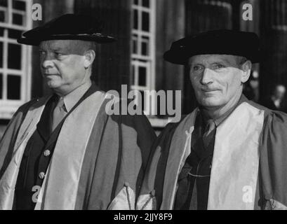 I capi di guerra ricevono i gradi a Cambridge -- il generale Eisenhower (a sinistra) e il visconte Montgomery nella Processione alla Camera del Senato, Cambridge dopo che i gradi erano stati conferiti. D.D. Eisenhower,S½ il capo di stato maggiore degli Stati Uniti, e il visconte maresciallo di campo Montgomery ricevono oggi la laurea in giurisprudenza presso l'Università di Cambridge nel 11 ottobre. Ottobre 11, 1946. (Foto di stampa associata). Foto Stock