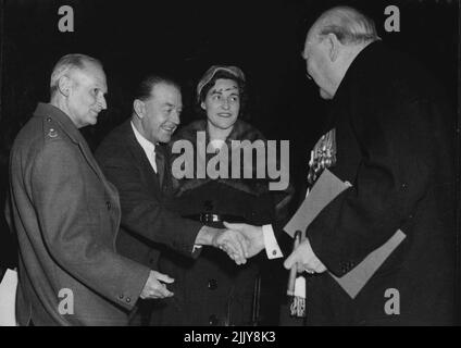 El Alamein Reunion - MR. Churchill scuote le mani con Earl Alexander. Sulla sinistra si trova Viscount Montgomery. L'annuale riunione di El Alamein del 10th si è tenuta questa sera presso la sala stampa di Earls Court, Londra. Winston Churchill, primo ministro, Earl Alexander, ministro della difesa e comandante in battaglia, Visconte Montgomery, e il generale Ridgway, comandante supremo delle potenze alleate in Europa, erano tra gli ospiti. Ottobre 24, 1952. (Foto di Paul Popper). Foto Stock