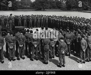 Reggimento di arachute, è visto in piedi in una jeep sul terreno della parata a Barracks Albuhera, Aldershot, rivolgendosi agli ufficiali e agli uomini del 16th. Ponte indipendente per paracadute, giugno 3. Domani la brigata parte per Cipro. Un piccolo numero di soldati nel posto giusto è migliore di un gran numero nel posto sbagliato, ha detto loro quando si riferisce all'est come un punto di difficoltà. Il maresciallo di campo informò anche gli uomini che il re aveva approvato un motto per il reggimento del paracadute. Il nuovo motto è "Utracque Paratus", che significa "Pronto per tutto". Luglio 12, 1951. (Foto di stampa associata). Foto Stock