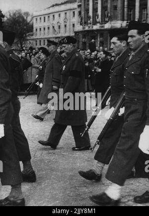 Funerali del Maresciallo De Tassigny -- il generale Eisenhower (lato lontano) e il campo Marshall Lord Montgomery camminando in processione durante i funerali di Marshall de Lquest de Tassigny a Parigi ieri. Gennaio 29, 1952. Foto Stock