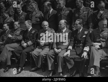 'Monty' Musters suoi alti funzionari -- prima fila, da sinistra a destra: Air Marshal The Hon Sir Ralph Cochrane, K.B., C.B., A.O.F.; Field Marshal Sir Claude Auchinleck, GCB, Rodert Burnet, KCB, KBE, DSO; il maresciallo di campo il Visconte Montgomery; il maresciallo d'aria Sir James Robb; il comandante in capo, il comando del combattente; il vice ammiraglio Sir Geoffrey Miles, KCB.; e il maresciallo d'aria Sir Leonard H. Sequest, KCB, CB, DSC, DFC. L'unico civile che partecipa alla Conferenza, E.M. Gollin, ESQ., è visto in seconda fila, quarto da destra. Maggio 7, 1947. (Foto di stampa associata). Foto Stock