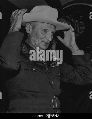 Nuovo Beret per Monty -- Field Marshall Visconte Montgomery, famoso capo beretto degli eserciti britannici nella seconda guerra mondiale, prova su un cappello cowboy che ha ricevuto durante una visita qui. Monty ha indossato il cappello e ha girato l'orlo in modo tipico cowboy. Novembre 7, 1955. (Foto di AP Wireohoto). Foto Stock