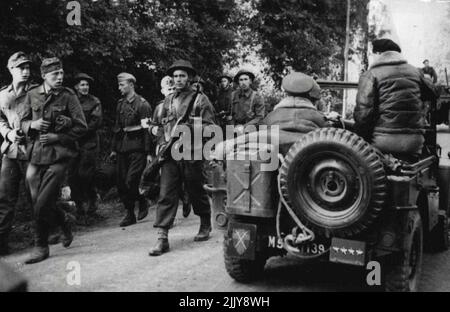 Liberazione d'Europa -- il generale Montgomery arriva in Francia - arriva a terra in 'Duck'. Generale Montgomery lascia la spiaggia ed è guidato lungo una strada in una jeep. La jeep passi mentre il Generale guarda i priseners tedeschi marching passato. Luglio 17, 1944. (Foto di Sport & General Press Agency Limited). Foto Stock