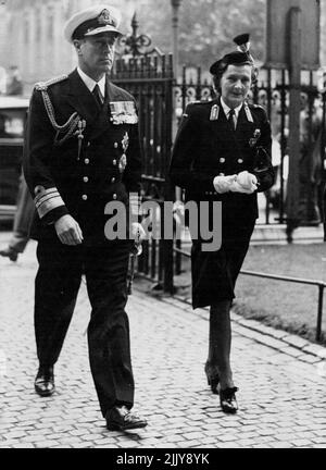 The Mountbatten at London Memorial Service to Field Marshal Smut - Viscount and Viscountess Mountbatten arrivo oggi a Westminster Abbey per partecipare al servizio commemorativo di Londra per Field Marshal Smut. I Mountbattens che arrivano all'Abbazia di Westminster, nel 1950, per assistere al servizio commemorativo di Field-Marshal Smuts. Settembre 26, 1950. (Foto di Paul Popper Ltd.). Foto Stock