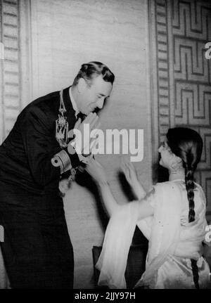 Lord and Lady Mountbatten frequenta la reception degli studenti indiani - Lord Mountbatten visto come riceve una ghirlanda da uno degli studenti durante la reception. Lord e Lady Mountbatten erano presenti alla ricezione della Indian Students Union (Y.M.C.A.) tenutasi all'Università di Londra, Senate House. Dicembre 9, 1948. Foto Stock