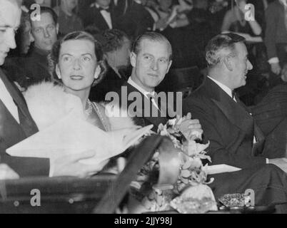 Duke con Mountbattens a Premiere - il Duca di Edimburgo seduto tra l'ammiraglio Conte Mountbatten di Birmania, il primo Signore del Mare, e la contessa Mountbatten nella Royal box alla prima mondiale del film 'Cockleshell Heroes' all'Empire Theatre, Leicester Square, Londra, a notte (Mercoledì). Il film racconta la vera storia di come una banda di 10 Royal Marines si sia fatta strada sul fiume Gironde in Canoes per saltare in aria la nave nazista che si era bloccata nel porto di Bordeaux. Il duca di Edimburgo è capitano generale dei Royal Marines. Novembre 16, 1955. (Foto di Reuterphoto). Foto Stock