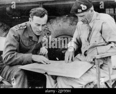 Mountbatten e Montgomery conferiscono - Lord Louis Mountbatten, (a sinistra) comandante alleato in capo nel sud-est asiatico, confessa con il generale Sir Bernard Montgomery, comandante delle forze terrestri britanniche nel nord della Francia, presso la sede di Montgomery in Normandia. Agosto 26, 1944. (Foto di Associated Press Radiophoto). Foto Stock