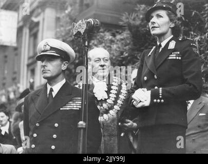 Lord Louis Mountbatten, Lord Mayor (G R Connelly) e Lady Mountbatten che parlano al Municipio di Melbourne. Marzo 26, 1946. Foto Stock