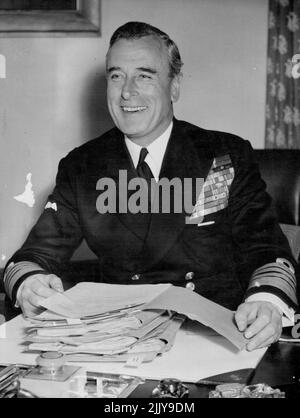 Il nuovo Signore del primo Mare -- l'Ammiraglio Earl Mountbatten, che ha preso il controllo come primo Signore del Mare Aprile 19, fotografato per la prima volta in piena uniforme al suo nuovo crepuscolo nell'ammiragliato, Londra, oggi 22 aprile. Aprile 22, 1955. (Foto di stampa associata). Foto Stock