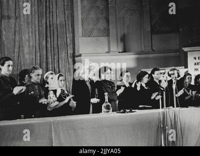 Quarto incontro antifascista delle donne sovietiche -- il quarto incontro antifascista delle donne sovietiche si è svolto il 20 agosto 1944 presso la sala concerti Chaikovsky di Mosca. Sopra, il presidium dell'incontro è applaudito come artiste del popolo dell'URSS Natalie Uzhvy fa le sue osservazioni conclusive: "Gloria e molti anni di vita al maresciallo Stelin!” Settembre 3, 1951. (Foto di M. Ozersky). Foto Stock