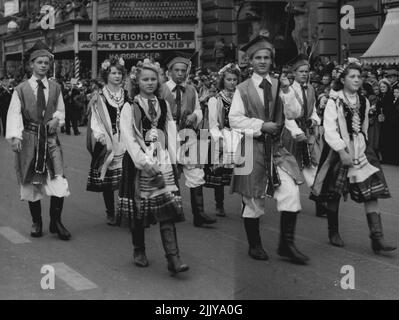 Adelaide Jubilee Procession -- i bambini polacchi erano tra i nuovi australiani nel marzo. Maggio 7, 1951. (Foto di News Limited). Foto Stock