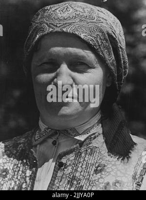 Donne nell'Unione Sovietica -- Maria Matko, deputato al Soviet Supremo della Repubblica Ucraina. È presidente del villaggio sovietico a Novy Yarov, regione di Lvov, Ucraina. Quattrocentocinquantamila donne sono membri dei sovieti locali dei deputati dei lavoratori. Nessun altro paese al mondo concede alla donna tali diritti e possibilità. La Costituzione dell'URSS garantisce alla donna il diritto di eleggere e di essere eletta a tutti gli uffici governativi su un piano di parità con gli uomini. Le donne sovietiche esercitano pienamente questo diritto. Giugno 11, 1948. (Foto di Pictorial Press). Foto Stock