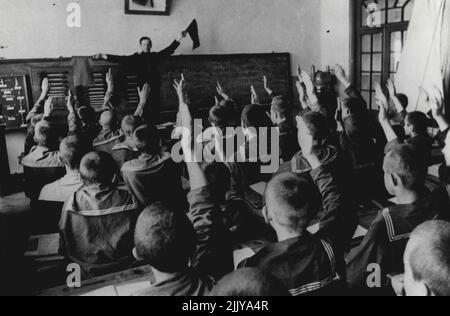 Innacle in un angolo, è una risposta esatta di una scuola di marinaio Royal Navy. Qui i giovani cadetti al Wahimov College ricevono una lezione in semaforo - lettera 'Q' al tuffo! L'equivalente sovietico di Darmouth della Gran Bretagna, il Wahimov College di Leningrad, campo di addestramento per cadetti che alla fine diventeranno ufficiali nella Marina russa, ha due eroi. Il primo è il capitano Izatchek, eroe molto decorato della guerra mondiale 1. Direttore del collegio, è responsabile dei cadetti dal momento in cui entrano fino a quando lasciano, sei anni dopo, per entrare nella Marina. Settembre 3, 1951. (Funzioni Foto per speculare) Foto Stock