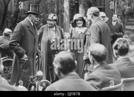 Ospiti reali disabili. -- il Duca di Connaught chiacchierando con gli uomini disabili ex-servizio quando visitò una mostra di ricami da parte di soldati disabili a Violet, casa di Lady Melchett in Piazza Lowndes. Luglio 17, 1933. (Foto di Central News). Foto Stock