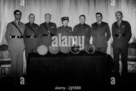 Corps a nome del corpo reale dei segnali, presso l'Hyde Park Hotel. Il Gruppo dopo la presentazione, da sinistra a destra:- maggiore M.. Batra, Indian Signals Corps, Major E.K. Collet, New Zealand Signal Corps, Major General G.G. Rawson C.B., O.B., E., C. M. col., Comandere del corpo reale dei segnali. H.R.H. Princess Royal Colon. In-Capo del corpo reale dei segnali, Lieutement Colonel P.A. Kellough, corpo reale canadese dei segnali, maggiore K.R. Colwill Australian Corps of Signals e il maggiore J.C.R. gardner del corpo dei segnali sudafricano. Gennaio 11, 1946. (Foto di Sports & General Press Agency Ltd.) Foto Stock