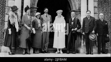 IT visite Templenewsam Mansion Leeds -- nel gruppo presso Templenewsam Mansion, sono Lord Harewood, il sindaco del Signore e la signora Mayoress di Leeds, e R.L. Matthews, Chief Constable di Leeds, e sua Maestà. La Regina ha espresso il desiderio che questa fotografia possa essere collocata accanto ad una foto nel palazzo di un gruppo preso nello stesso posto in occasione della visita del Re e della Regina (allora Duca e Duchessa di York) nel 1894. Quando H.M. la regina visitò Templenewsam, Leeds, ieri, acconsentì con grazia a questa fotografia di gruppo che veniva scattata. Agosto 28, 1933. (Foto di Topical Press). Foto Stock