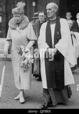 Compleanno della Regina Maria del 79th -- S.M. la Regina Maria lascia l'Abbazia di Westminster questa mattina, domenica scortata dal Dr. A.C.Don, Decano di Westminster. S.M. la Regina Maria festeggia il suo 79th compleanno al giorno, Domenica. Questa mattina ha partecipato al servizio divino all'Abbazia di Westminster e più tardi sta guidando a Windsor per prendere la squadra con il re e la regina e le due principesse. Maggio 26, 1946. (Foto di Reuterphoto). Foto Stock