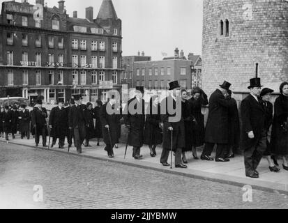 Alcuni dei lutto che arrivano al Castello di Windsor per il funerale della Regina Maria alla Cappella di San Giorgio oggi. Marzo 31, 1953. (Foto di Daily Mirror). Foto Stock