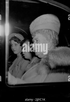 Arrivo della Regina Maria e del Duca di Kent -- la Regina Maria e il giovane Duca di Kent arrivano a Buckingham Palace per la cerimonia di Cristianesimo della Principessa Anne questo pomeriggio ottobre 21. Con loro in macchina è la sorella del duca, la principessa Alexandra. Ottobre 21, 1950. (Foto di stampa associata). Foto Stock