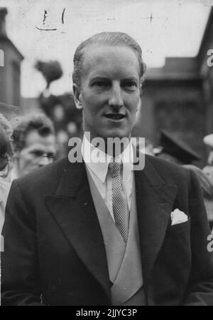 Foto mostra:- Lord Dalkeith, il cui nome è ***** Romanticamente legato alla principessa Margaret ***** Fotografato quando ha partecipato al matrimonio ***** Di Pietro. Il re e la regina, con la principessa Margaret, erano ospiti alle nozze di Lady Caroline Thynne, figlia di 21 anni della marchessa e della marchesa di Bath, e di MR.David Somerset, a St.Peter's, Eaton-Square, oggi. Il sig. Somerset è capelli-presuntivo al duca di Beaufort. Per la cerimonia la sposa indossava un abito bianco e argento a motivi di rose. Luglio 05, 1950. Foto Stock