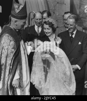 ened. Foto mostra: Conte e contessa di Dalkeith con il loro giovane figlio dopo la cerimonia di Cristianesimo. Ammirando il giovane Lord Eskdail è il Vescovo di Edimburgo, il Dr. Kenneth Warner. Lord Eskadail, figlio del Conte e della Contessa di Dalkeith di Eildon Hall, Melrose, Scozia, è stato battezzato ieri alla Chiesa della Santissima Trinità, Melrose, dal Vescovo di Edimburgo, il Rt. Kenneth warner. Al bambino furono dati i nomi, Richard, Walter John. La principessa Margaret, la madrina del bambino, poteva presenziare e la contessa di Dalkeith ***** . Aprile 8, 1954. (Foto di Paul Popper, Paul Popper Ltd) Foto Stock