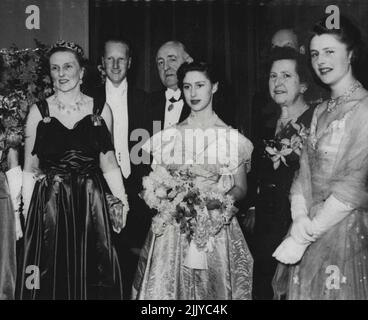 La palla tenuto a Glasgow in aiuto della Scottish Association of Girls Clubs. Da sinistra a destra: La signorina Sheila Carlon, la duchessa di Buccleuch, il conte di Dalkeith. 25 - anno - figlio unico del duca di Buccleuch, Sir Hector McNeill , Lord Provost di Glasgow, la principessa Margaret, Lady McNeill, e Lady Caroline Scott 21 - anno figlia minore del duca e della duchessa di Buccleuch, uno dei grandi amici della principessa Margaret. Week-end in Scozia la principessa Margaret si conclude in Scozia. Sta rimanendo con il duca e la duchessa di Buccleuch al castello di Drumlanrig, Dumfriesshire. Febbraio 20, 1949. Foto Stock