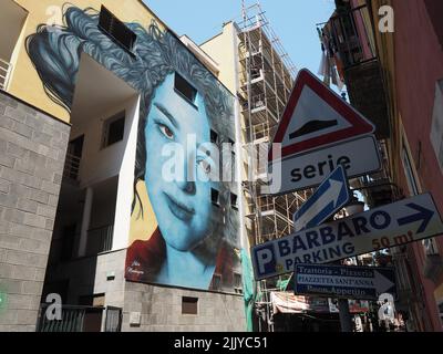 Grande murale con ritratto di una donna in blu, nel centro di Napoli, Campania, Italia Foto Stock