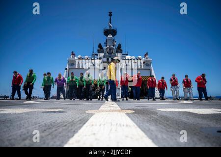 14 luglio 2022 - al mare - i membri della Guardia Costiera degli Stati Uniti Cutter Midgett e della Marina degli Stati Uniti controllano il ponte di volo per i detriti prima di operazioni di volo nell'Oceano Pacifico, 12 luglio 2022. Ventisei nazioni, 38 navi, quattro sottomarini, più di 170 aerei e 25.000 persone partecipano a RIMPAC dal 29 giugno al 4 agosto nelle isole Hawaiane e nella California meridionale. Il più grande esercizio marittimo internazionale al mondo, RIMPAC offre un'opportunità di formazione unica, promuovendo e sostenendo le relazioni di cooperazione tra i partecipanti fondamentali per garantire la sicurezza della LAN marittima Foto Stock